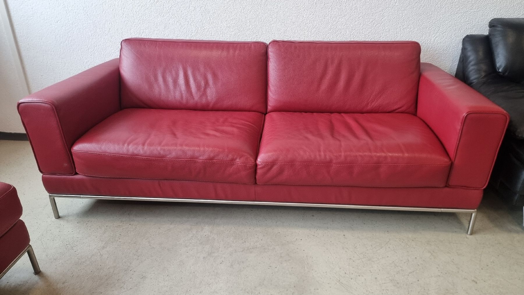 Divani: Sofa Leder rot inkl Hocker – Usato da Münchenstein venduto da Pajtim.B 1