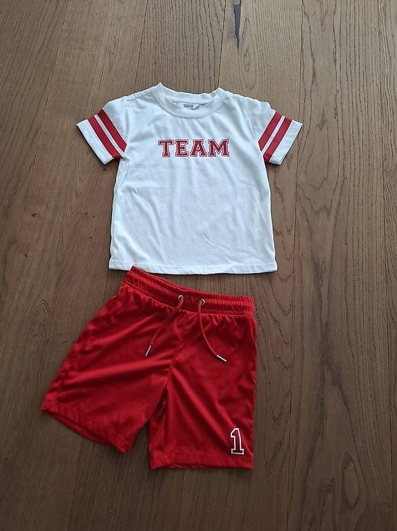 Scarpe, pantaloni & magliette da ginnastica: Trikot / Sportset "neutral" Gr. 110/116 – Usato da Mels venduto da Aloha86