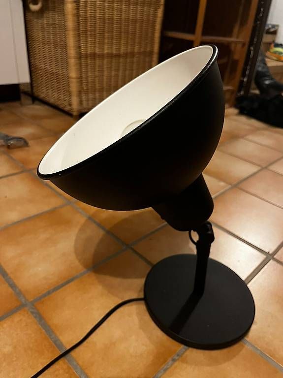 Lampade: Lampe de table noire en bon état. – Usato da Confignon venduto da shaka_maka01