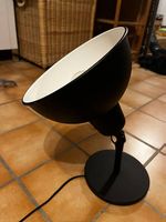Lampe de table noire en bon état.