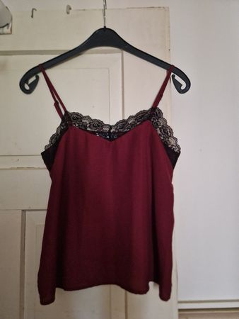 Bordeauxrotes Sommer Top mit Spitze, Grösse 36 wie neu.