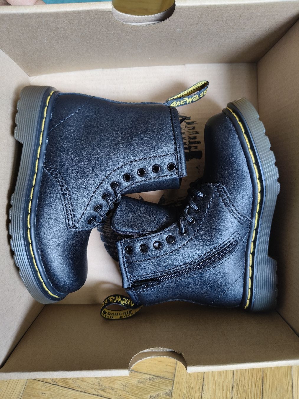 Dr. Martens Scarpe da uomo: Dr. Martens Brooklee Black Boots Size EU 22 Neu – Nuovo e nell'imballaggio originale da Zürich venduto da sha_vw65