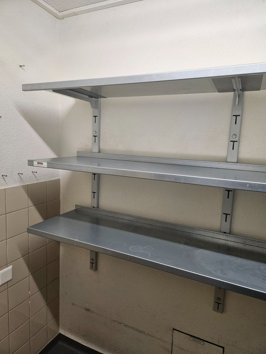 Scaffali: Sehr robustes Romal Wandregal 117cm breit – Usato da Rüti ZH venduto da looren94