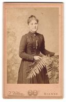 Fotografie J. Villars, Bienne, Frau in t