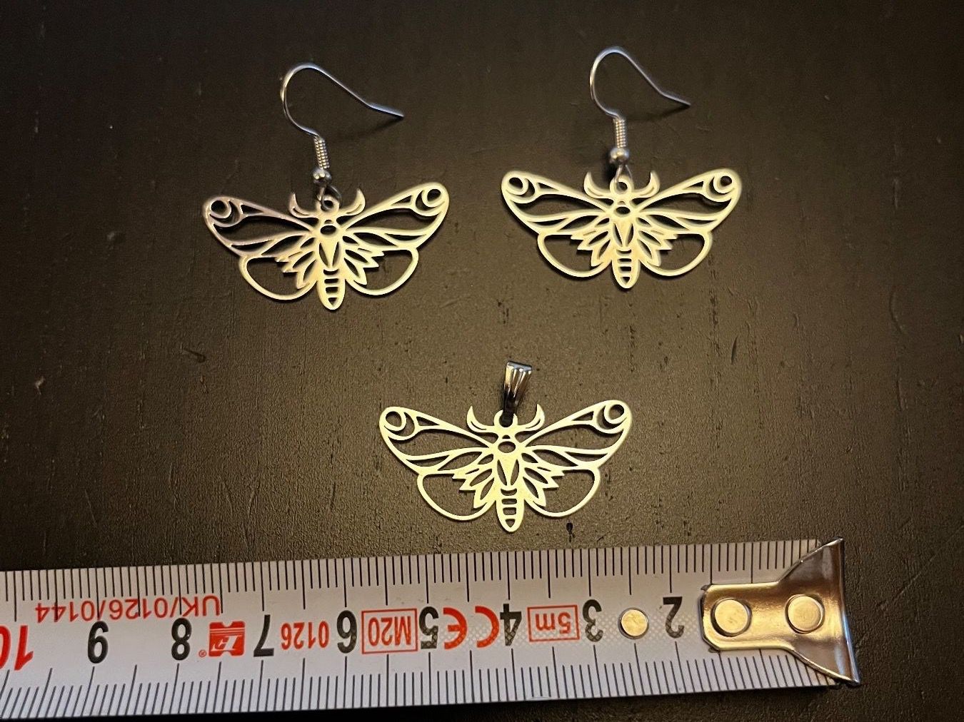 Sonstiger Schmuck: Ohrringe und Amulett ( Set) Motte – Neu (gemäss Beschreibung) aus Gams von Mariawicca 1