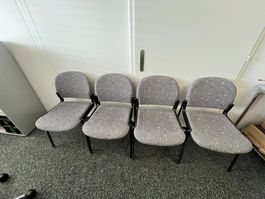 4 Stühle mit Stoffbezug, Grundfarbe grau