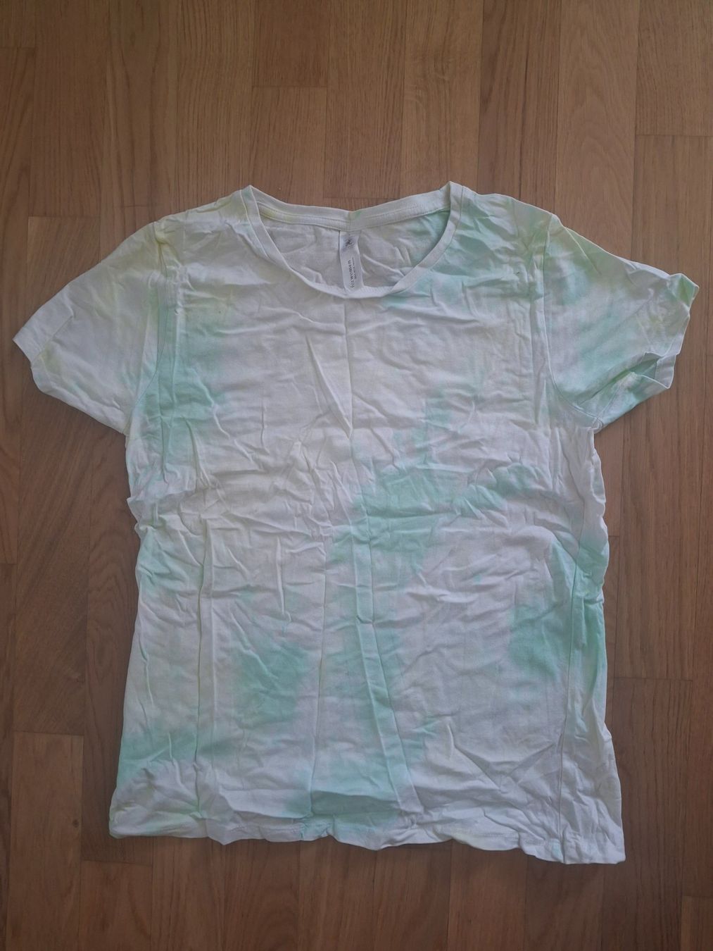 T-shirt: Batik T-Shirt – Nuovo (secondo la descrizione) da Luzern venduto da gab_726g