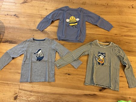 3 Oberteile / 2 T-Shirt, 1 Feinstrick / Grösse 122/128