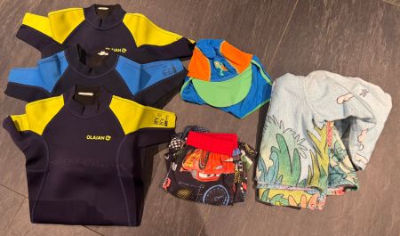 Badeutensilien (3x Neoprenanzüge, Bademütze, Badehose)