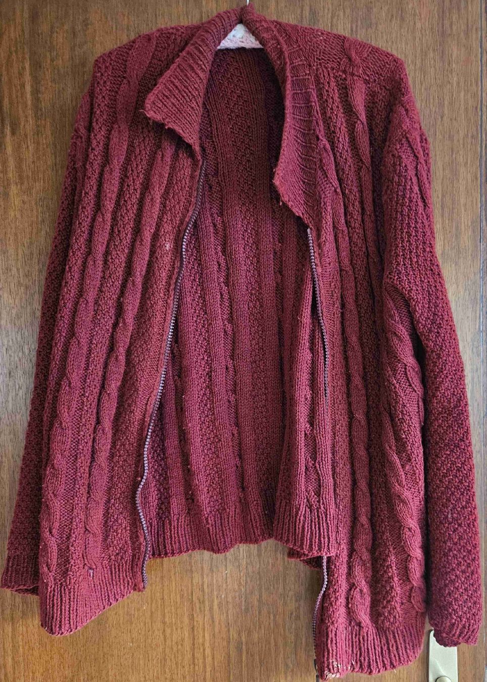 Gilet & Giacche: Gilet en maille bordeaux avec fermeture eclair usagé – Usato da Dugny (Leytron) venduto da NaMartinet