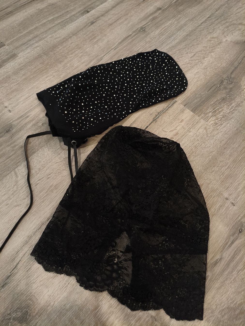 Copricapi, berretti & cappellini: Set accessori capo neri pizzo e strass, nuovi – Nuovo (secondo la descrizione) da Bioggio venduto da OresteIronix 1