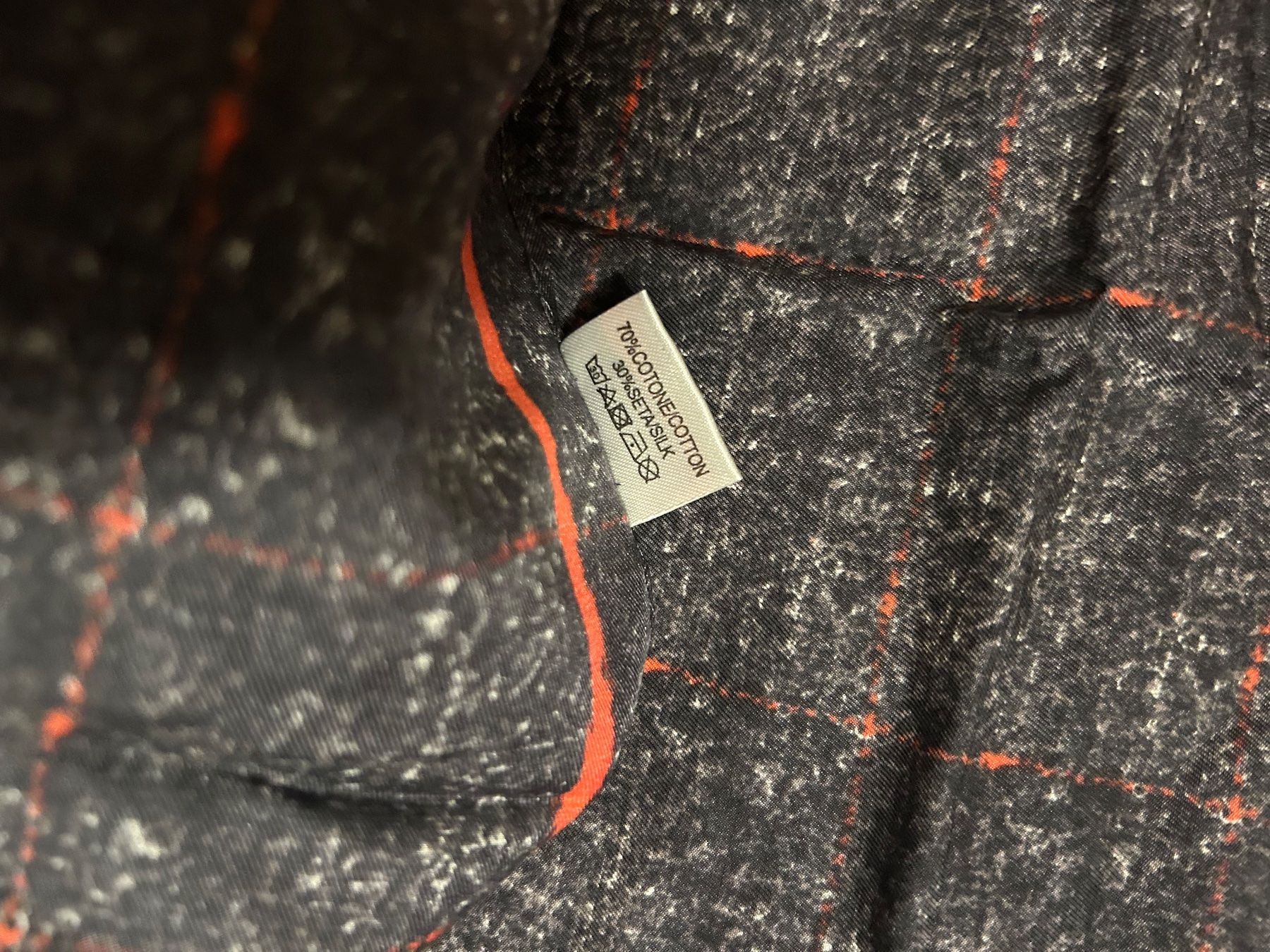 Jacob Cohën Foulard & Sciarpe: Jacob Cohen Tuch rot/schwarz 30% Seide – Nuovo (secondo la descrizione) da Brüttisellen venduto da ThommyK 2