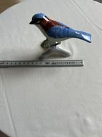 Porzellanvogel auf Ast, blaue Vogeldeko, Frühlingsdeko (I)