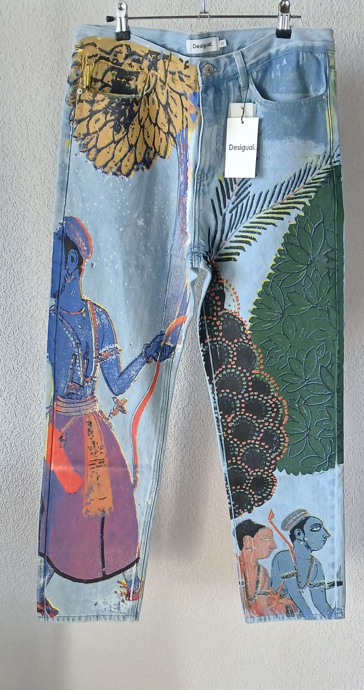 Desigual Jeans: Jean droit-blue DESIGUAL INDIA PRINT – Nuovo e nell'imballaggio originale da Tramelan venduto da Belleza82