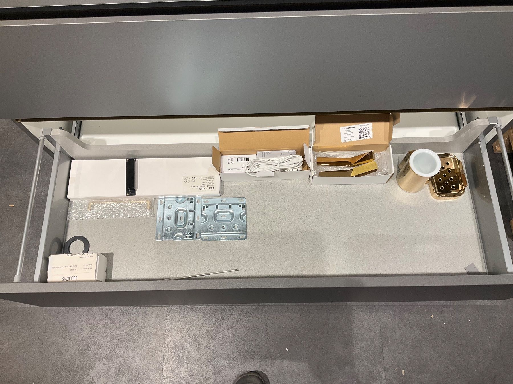 Mobili per bagno: 067 Badmöbelkombination, grau/schwarz, 120cm – Nuovo (secondo la descrizione) da Derendingen venduto da Meisterstuecke 2