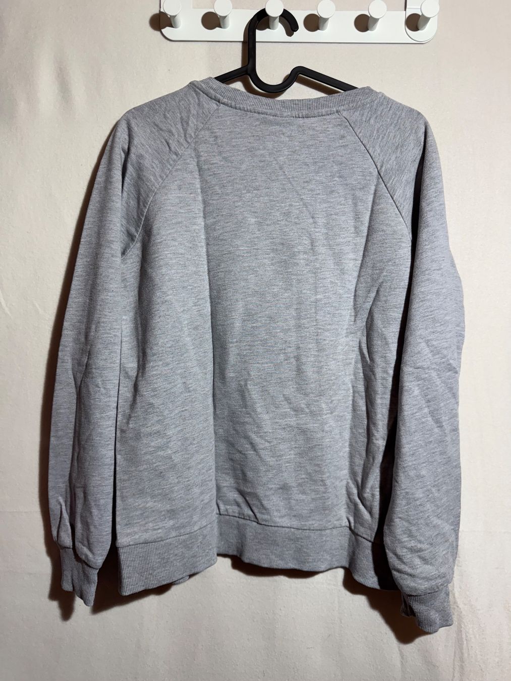 Pullover & Sweatshirts: Grauer Pullover mit Pailletten Micky Maus von Disney Gr. L – Gebraucht aus Grosswangen von SALE_SALE_SALE 7