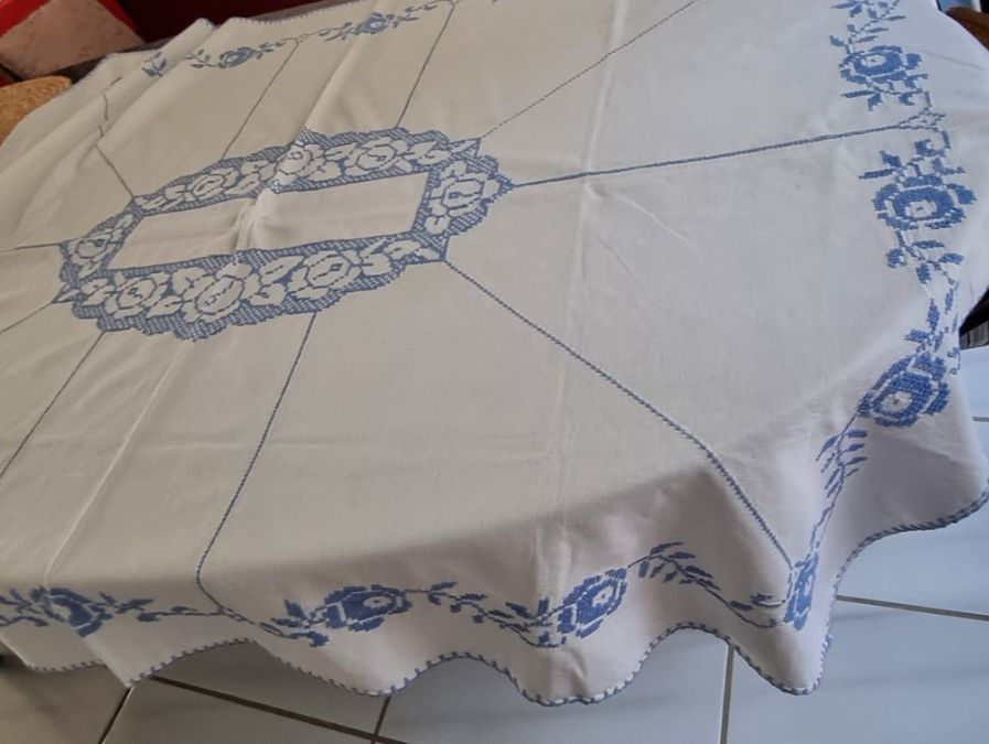 Altra biancheria da tavola: Tischdecke, schön bestickt – Usato da Geroldswil venduto da Agapanthus22