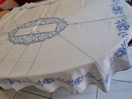 Tischdecke, schön bestickt