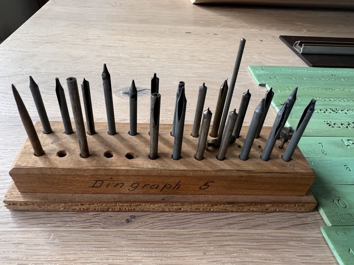 Pochoirs: Schriftenschablone Dingraph – D'occasion à Neuenegg par Magosaurus 4