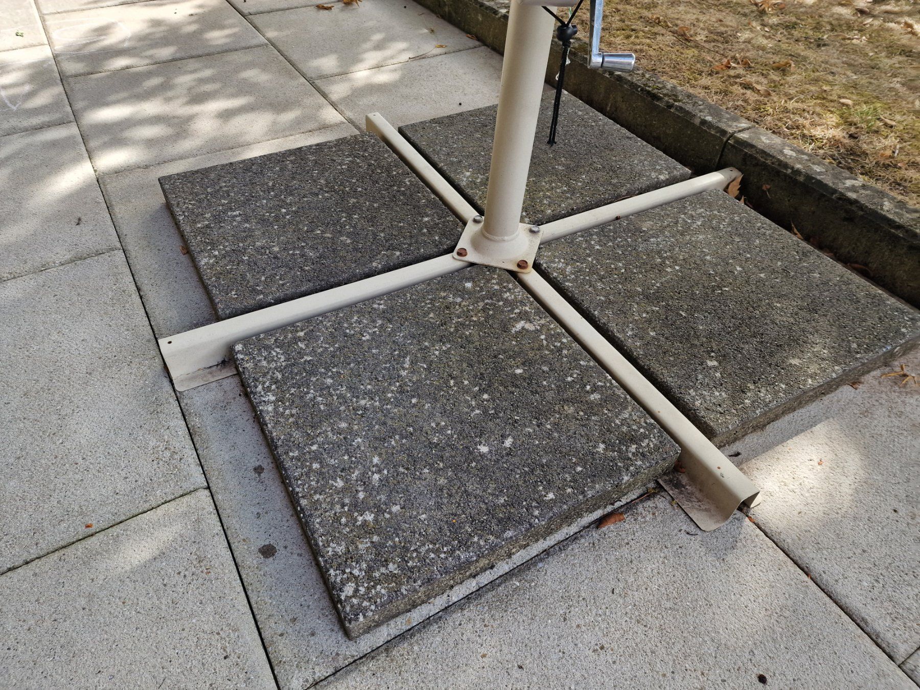 Sonnenschirme: Ampelschirm mit Plattenständer – Gebraucht aus Würenlingen von zezy 1