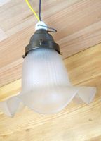 Antike Lampe mit Glas-Schirm, Messing und Porzellan
