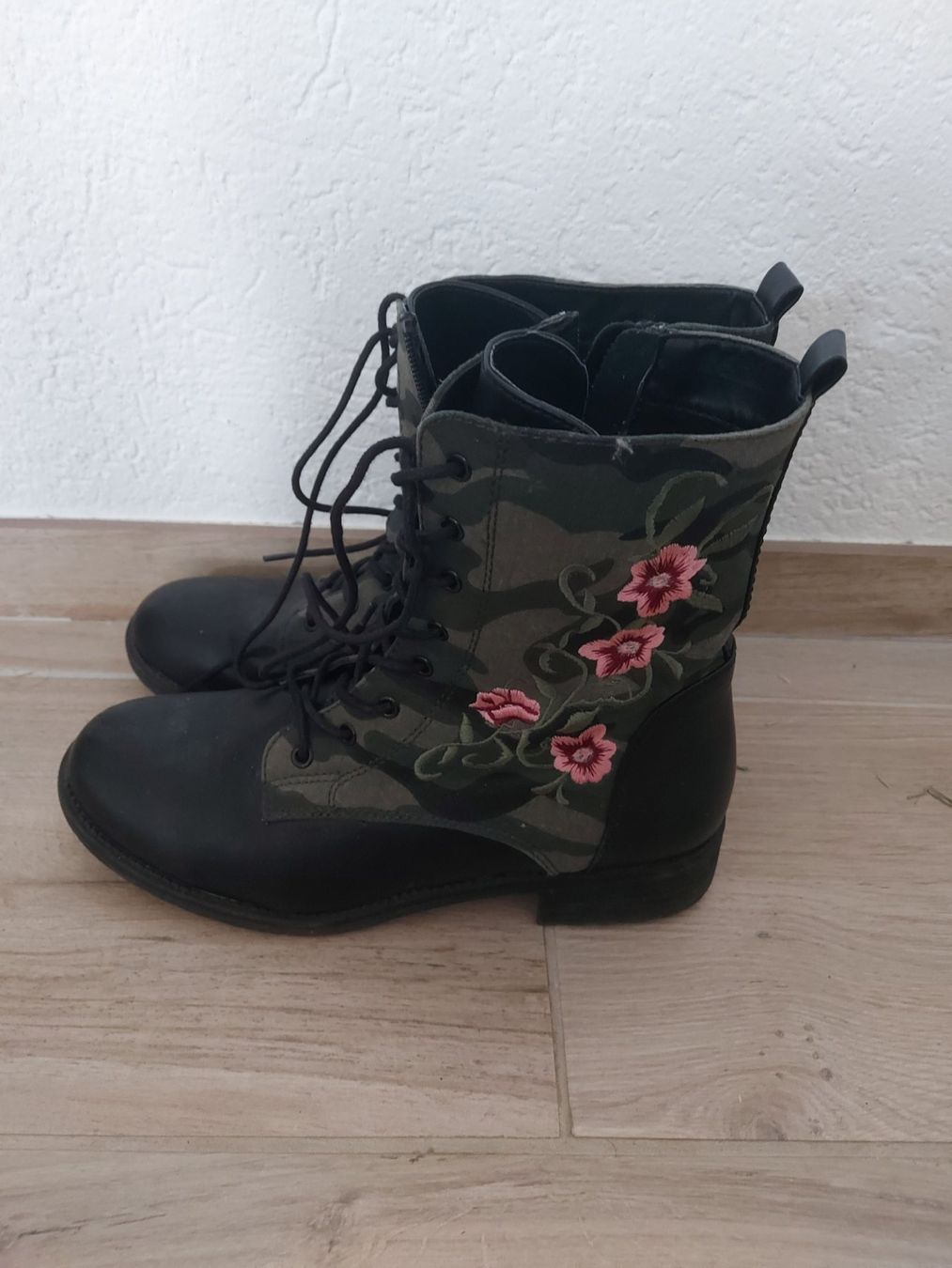 Graceland Scarpe da donna: Bottines motif militaire et fleurs – Nuovo (secondo la descrizione) da Le Mont-Pèlerin venduto da jux_x96b