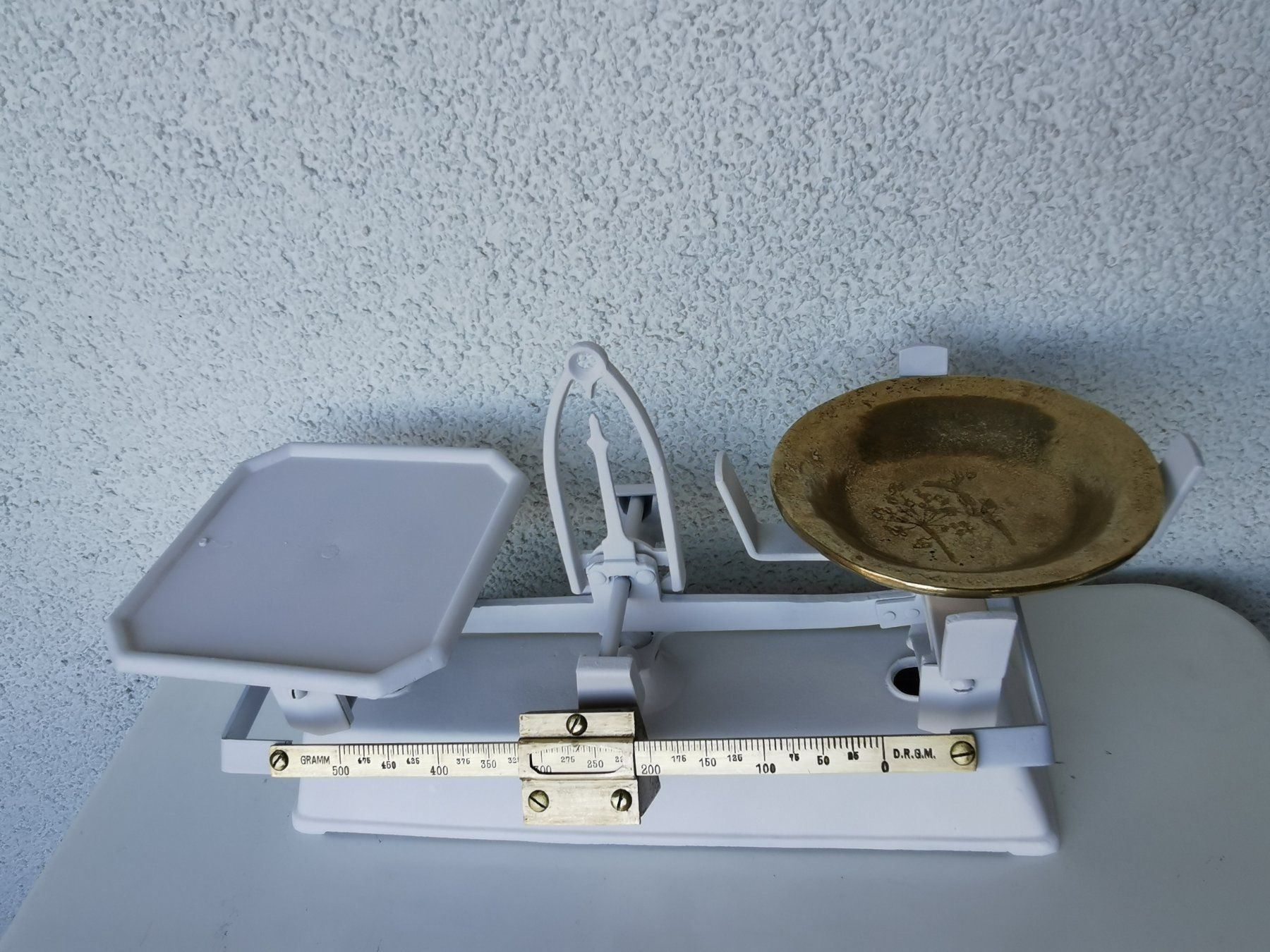 Bilance e pesi: Hübsche Waage weiss mit Messingschale – Usato da Dietikon venduto da Tucumano1981 3