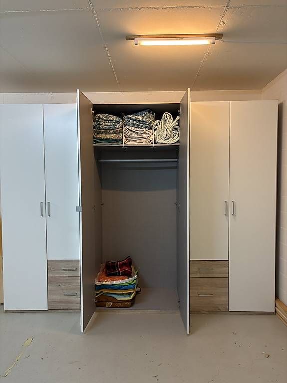 Armoires: Grosser Kleiderschrank – D'occasion à Hägglingen par Santisale 1