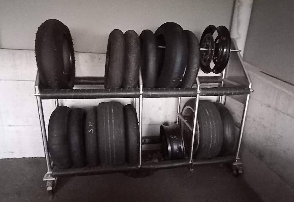 Docking station: Rack à pneu pour garage / paddock – D'occasion à Lully FR par Kiki86