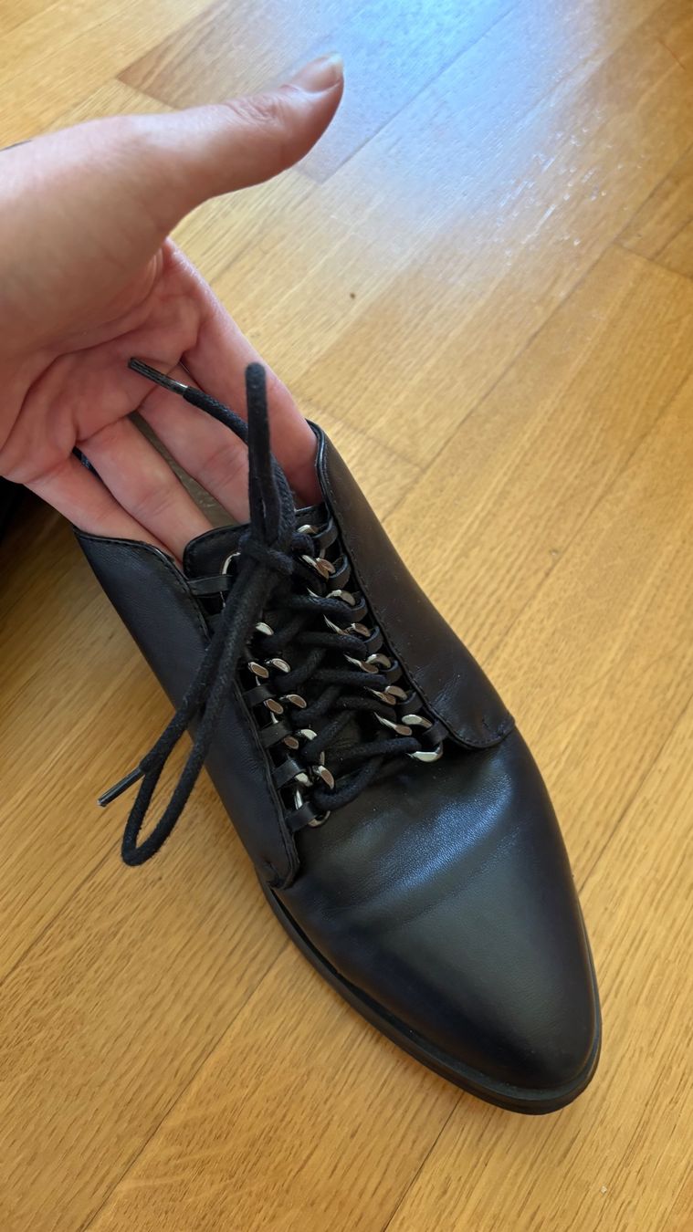 Scarpe da donna: Schwarze Schuhe mit Ketten-Detail – Usato da Neuenhof venduto da pfiffoltra 2
