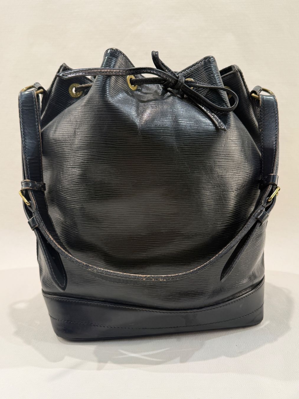 Louis Vuitton Taschen für Damen: Louis Vuitton Noé Grand Epi Schwarz – Original – Gebraucht aus Erlenbach ZH von iLuxury