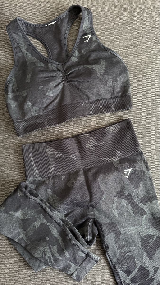 Gymshark Lotti di vestiti: Gymshark Set Camo – Usato da Zürich venduto da sel_9kd