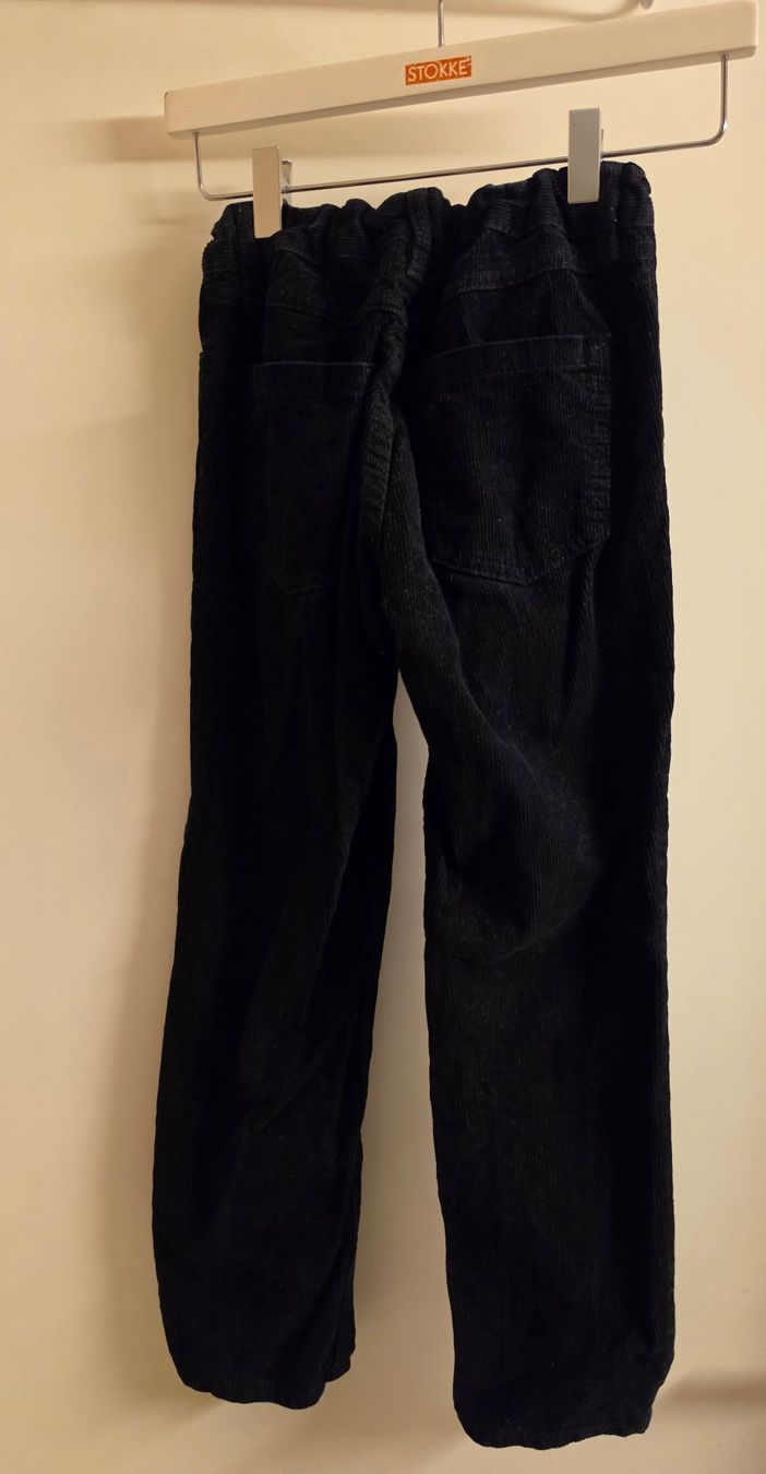 H&M Pantaloni: schwarze Cordhose Slim Fit Gr. 134 – Usato da Zürich venduto da Pemberleys 1