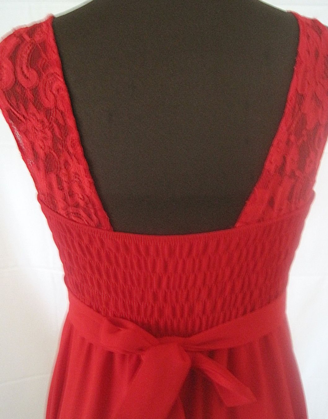 Kleider: Verspieltes rotes Chiffonkleid mit Strass & Schleifendetail – Gebraucht aus Rickenbach Sulz von Sodeli23 2