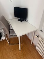 Kleiner weisser Bürotisch (ohne Bildschirm und Stuhl)