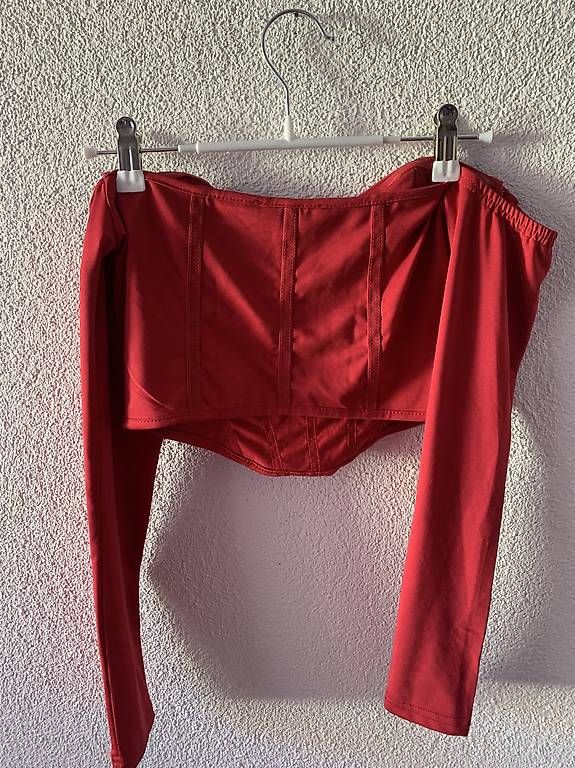 Blusen: Schönes Schulterfreies Rotes Oberteil – Gebraucht aus Wahlen b. Laufen von Jeanine_T 2