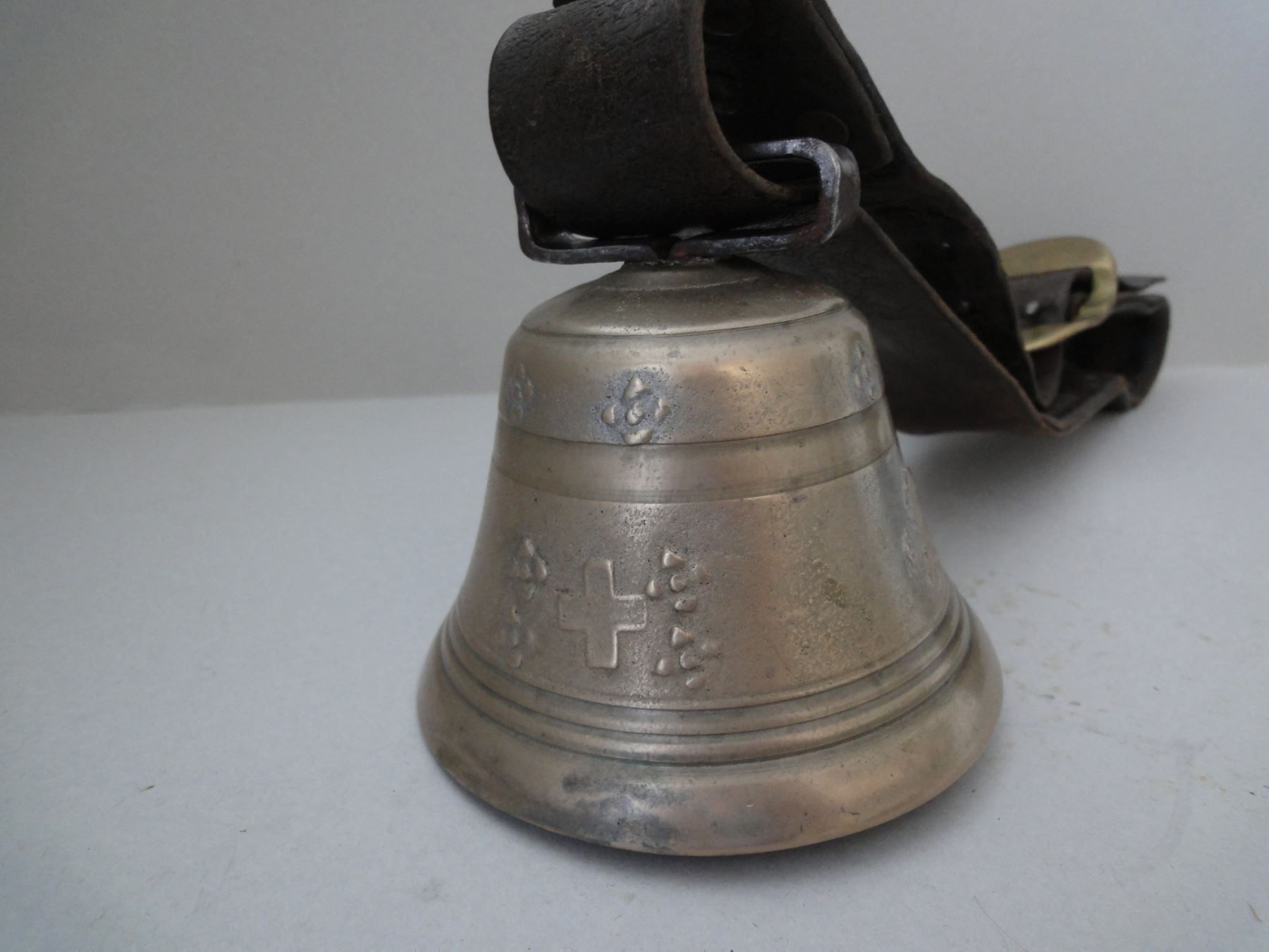 Cloches & sonnailles: Alte Glocke mit Riemen – D'occasion à Chur par omonia 1