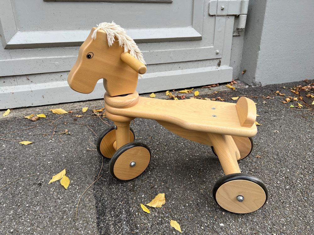Holzpferd Mit Rollen 1