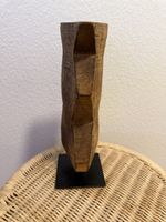 Holzskulptur auf Metallfuss