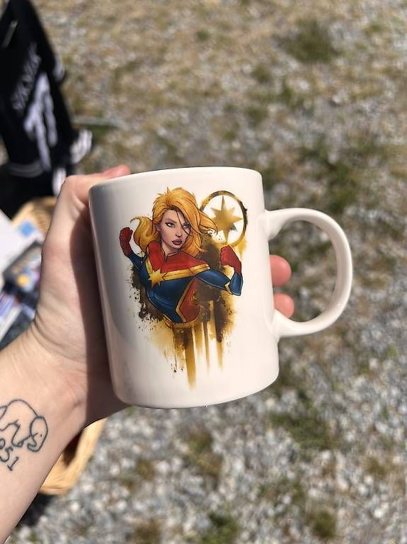 Tassen: Supergirl Marvel Tasse – Gebraucht aus Pfäffikon SZ von yello13
