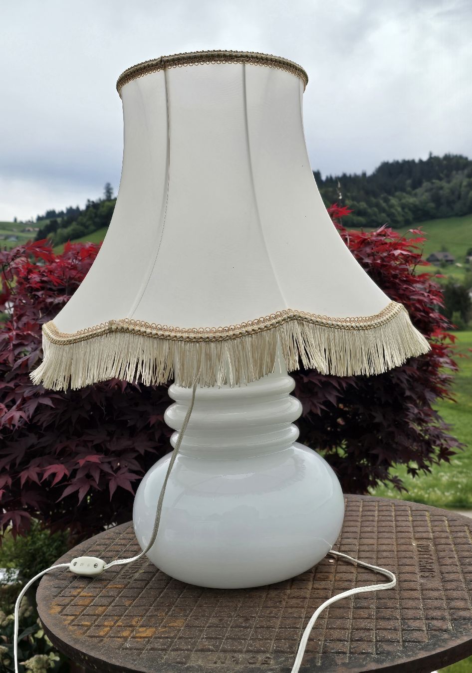 Lampade: Schöne Lampe, weisses Glas, Stoffschirm mit Fransenrand. – Usato da Walkringen venduto da Vanuca