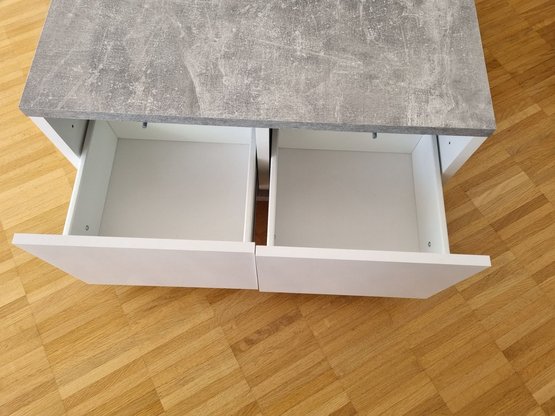 Tavoli: Couchtisch mit Schubladen auf Rollen – Usato da Zofingen venduto da Felpa 1