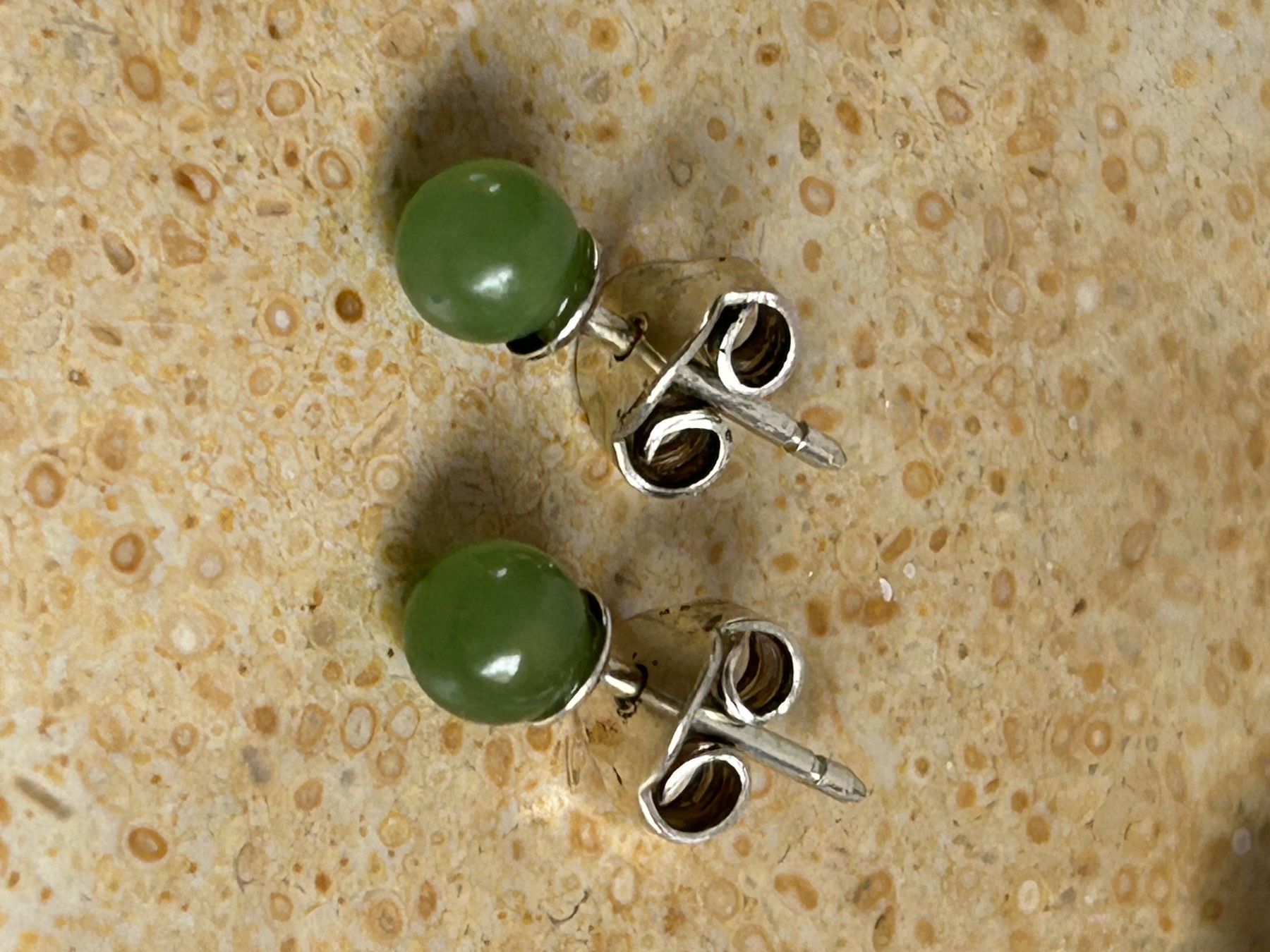 Ohrringe & -stecker: Ohrenstecker mit hellgrünem Stein, eventuell JADE – Gebraucht aus Dittingen von Bellevista 6