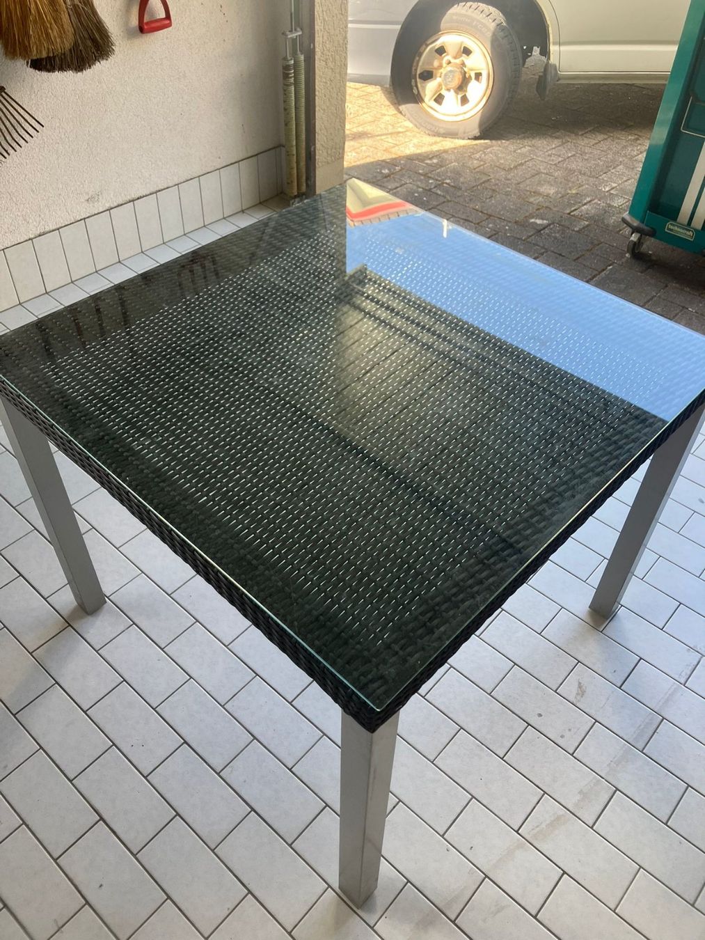 Tavoli: Gartentisch mit Glasplatte 90cm x 90cm – Usato da Appenzell venduto da oli_8dbc
