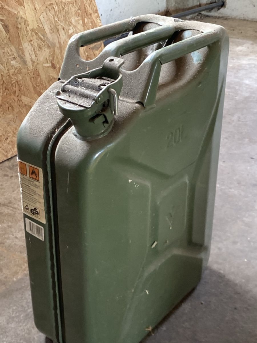 Armée suisse Bidons d’essence: Benzinkanister 20l – D'occasion à Zumholz par Rapid1965