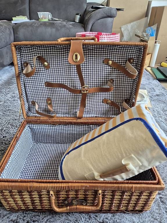 Reisekoffer: Picknick-Koffer inkl. Decke – Gebraucht aus Winterthur von electone