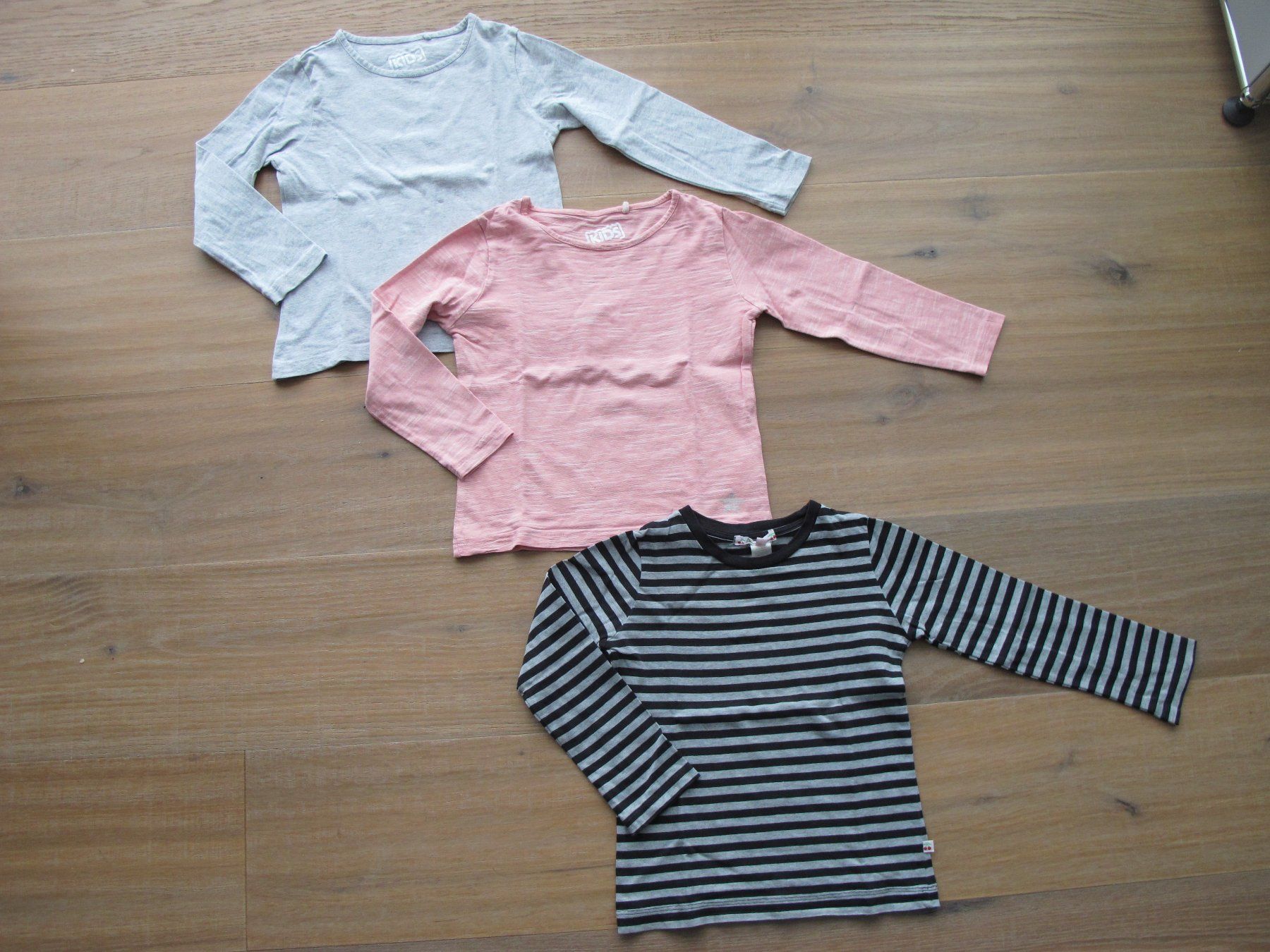 Blusen, T-Shirts & Tops: Langarmshirts 3 Stück Gr. 104 – Gebraucht aus Rheinfelden von zwitschi_09