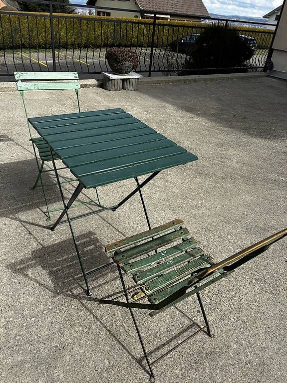 Set di tavolo e panche: Table et chaises anciennes  – Usato da VALLAMAND venduto da bebec