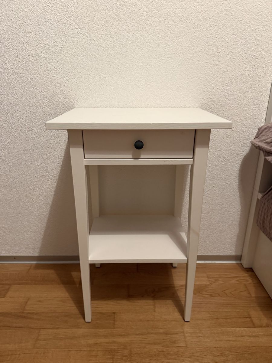 Ikea Tables de nuit: HEMNES Ablagetisch - IKEA – D'occasion à Ittigen par bsf_tne3