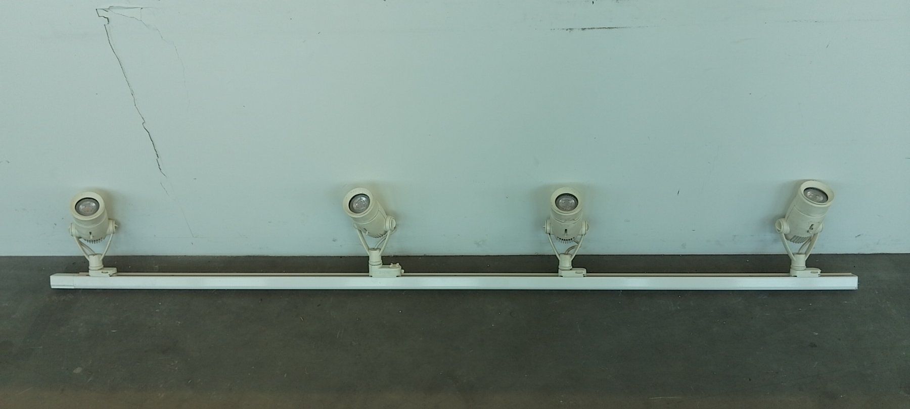 Lampade: Spotlampen an Trägerschiene – Usato da Oberbüren venduto da Polymetrix